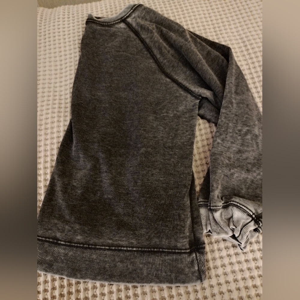Recycled Karma Gray Def Leppard Leopard Graphic Sweatshirt - Picture 4 of 4